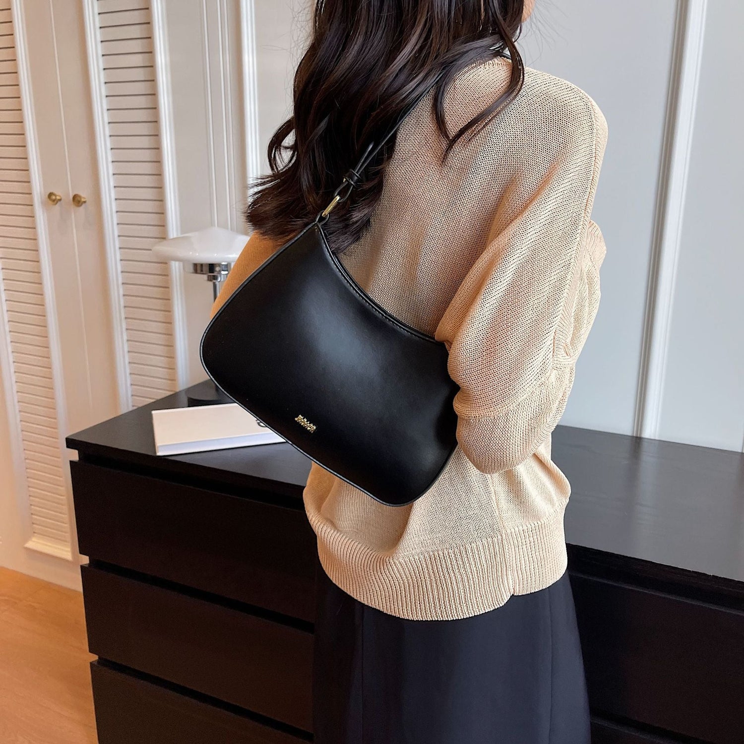 Minimalist Leather Shoulder Bag with Adjustable Strap