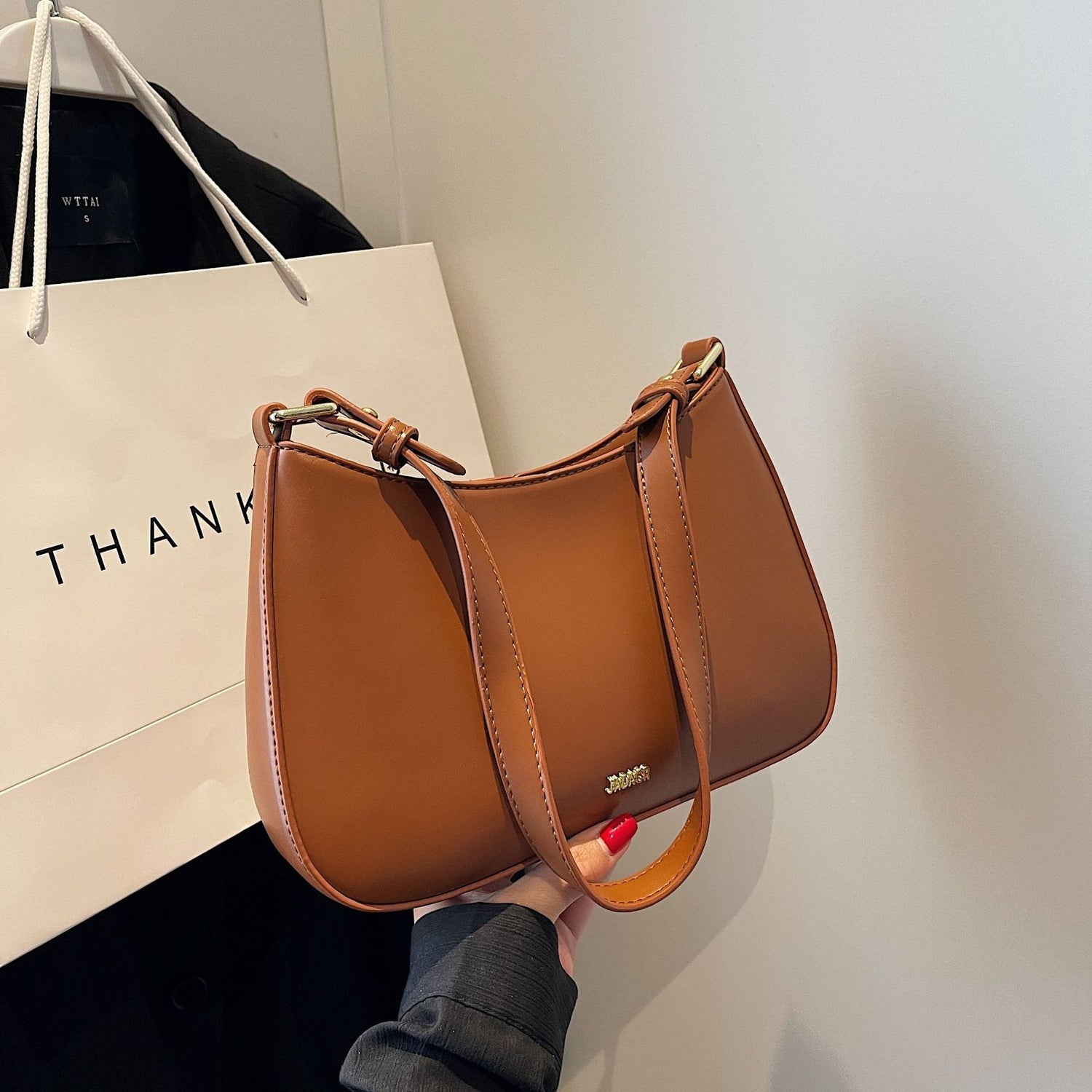 Minimalist Leather Shoulder Bag with Adjustable Strap